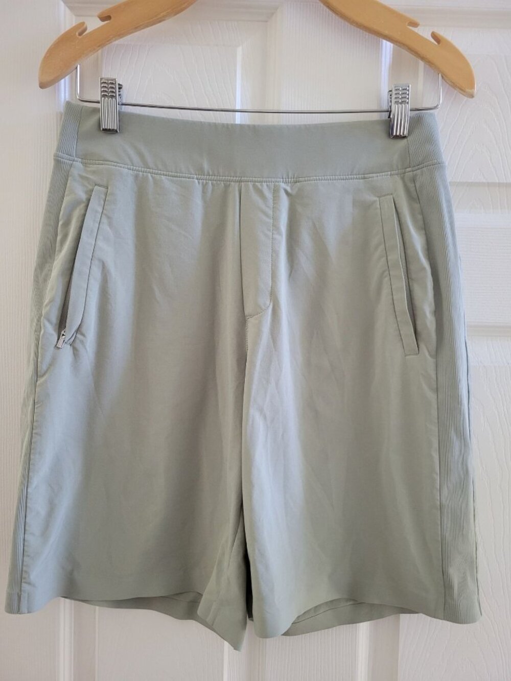 Athleta Sage Brooklyn Bermuda Green Shorts size 8 Pickleball Activewear Athleisu